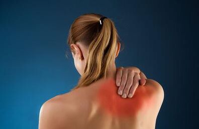 Bolesť chrbta v lopatkách ženy