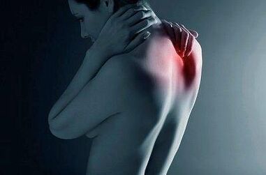 Bolesť medzi lopatkami, ktorej príčina spočíva v patológiách chrbtice