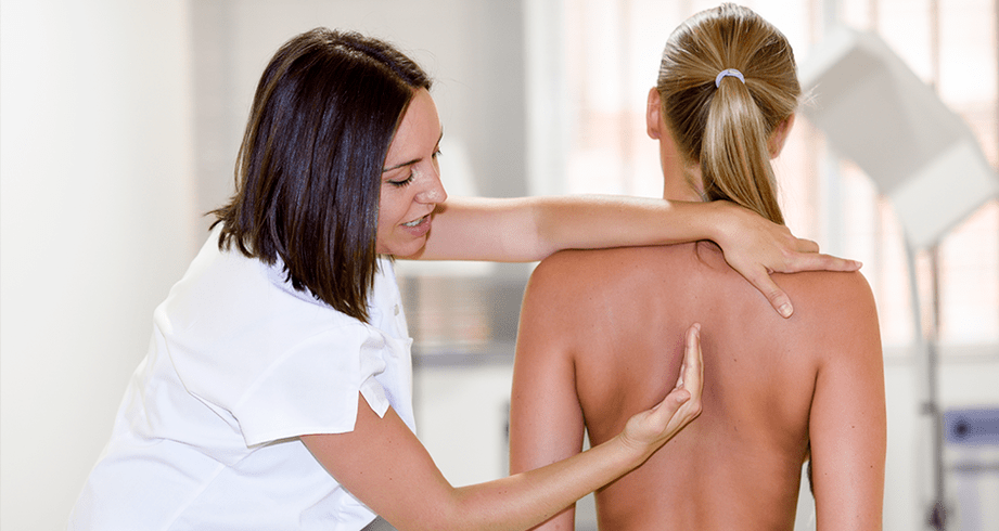 Vyšetrenie pacienta lekárom na diagnostiku osteochondrózy hrudnej chrbtice