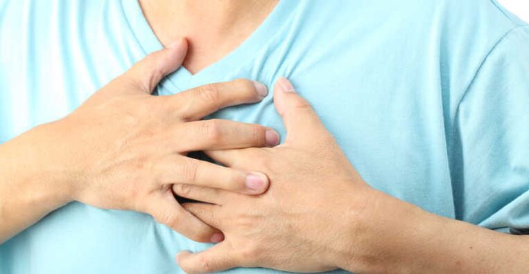Hrudná osteochondróza sa často prejavuje ako bolesť v oblasti srdca